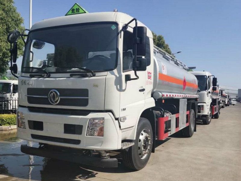 東風(fēng)天錦13.8立方米油罐車 大眾青睞的品牌車型