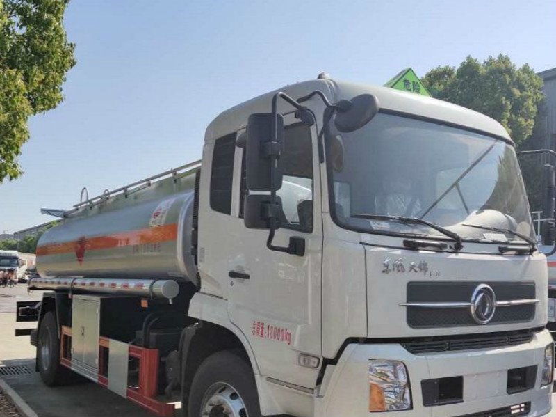 東風(fēng)天錦13.8立方米油罐車 大眾青睞的品牌車型
