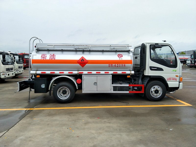 小型油罐車知名廠家 價格實惠