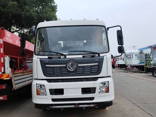 國(guó)六東風(fēng)天錦綠化灑水車
