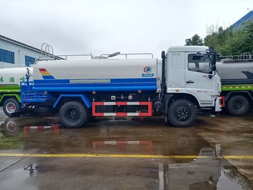 東風(fēng)華神新款底盤(pán)灑水車(chē)