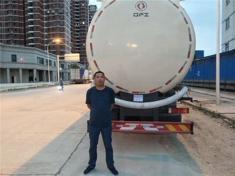 前四后八散裝水泥車和半掛優(yōu)缺點(diǎn)