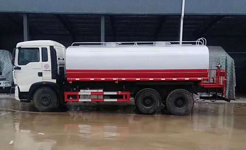 重汽后雙橋多功能抑塵車