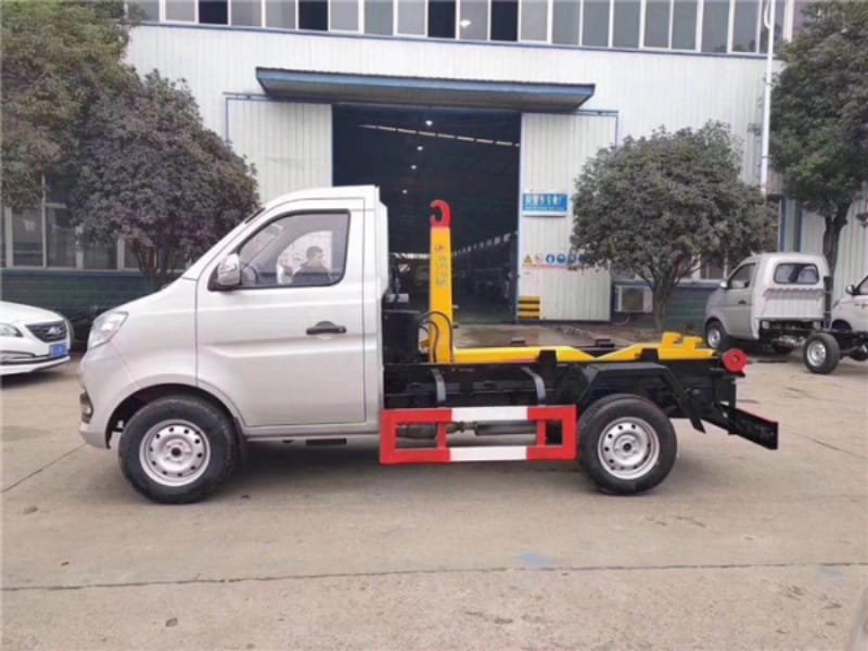 勾臂式垃圾清運(yùn)車