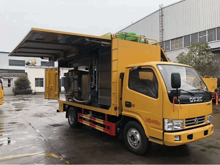 藍(lán)牌污泥污水凈化處理車