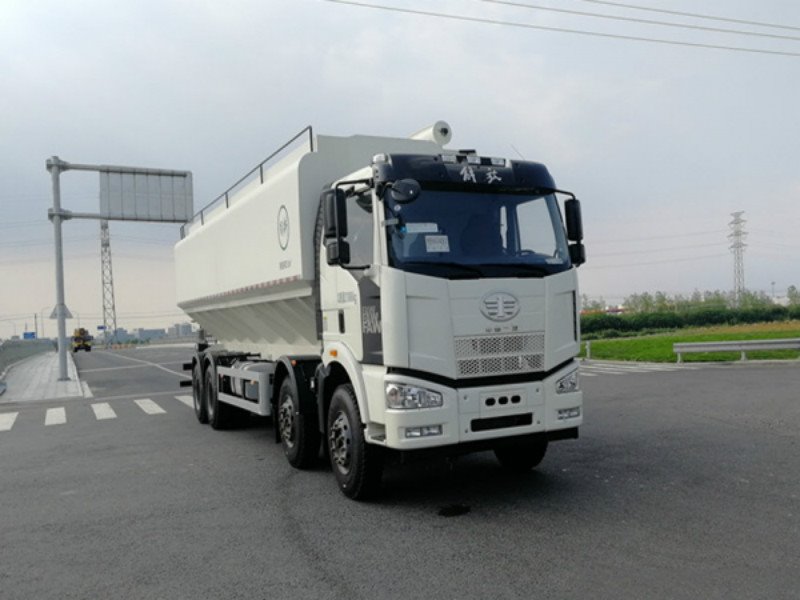 解放散裝飼料運(yùn)輸車價(jià)格親民