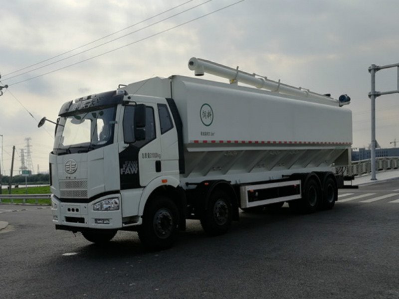 解放散裝飼料運(yùn)輸車價(jià)格親民