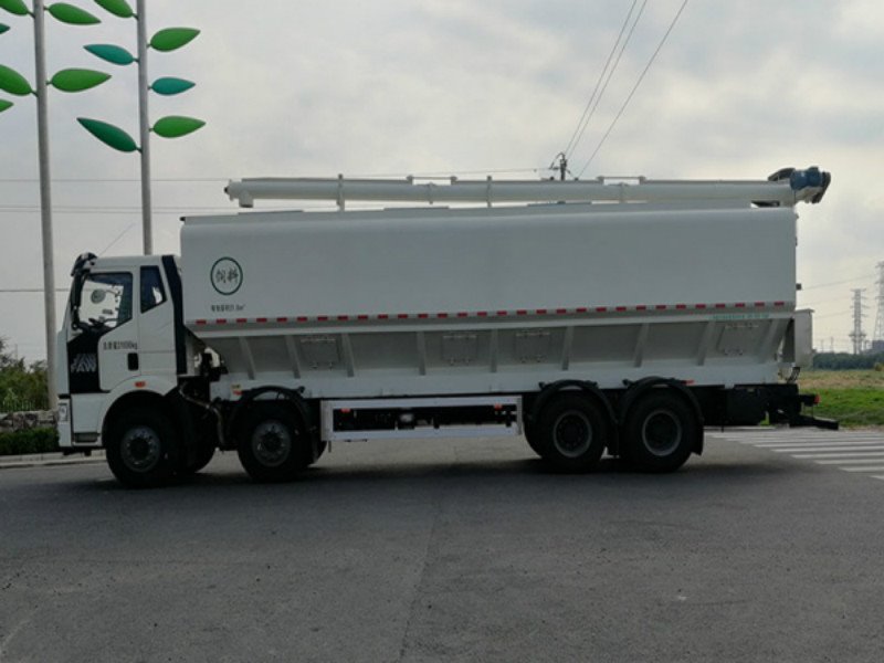 解放散裝飼料運(yùn)輸車價(jià)格親民