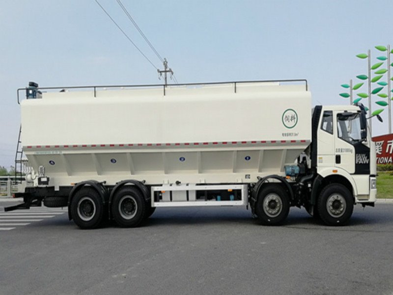 解放散裝飼料運(yùn)輸車價(jià)格親民