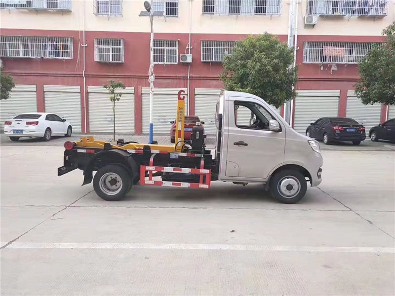程力環(huán)衛(wèi)車廠家勾臂垃圾車月底價(jià)格大盤點(diǎn)