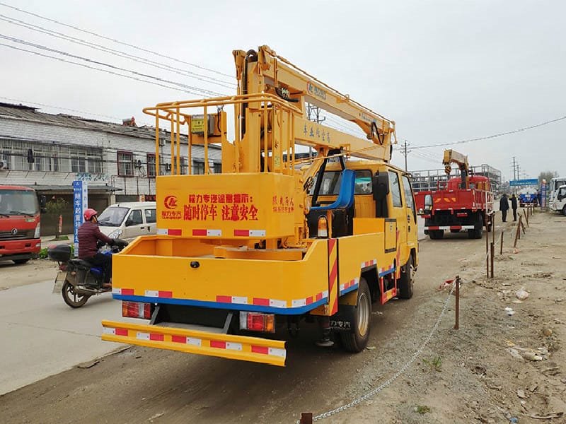 程力廠家教你高空作業(yè)車行車操作技巧