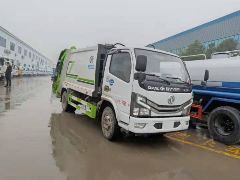 適合鄉(xiāng)村道路使用的國六東風小多利卡5方壓縮垃圾車