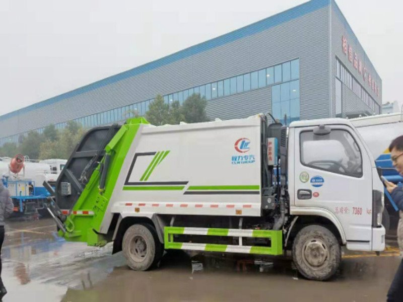 適合鄉(xiāng)村道路使用的國六東風小多利卡5方壓縮垃圾車