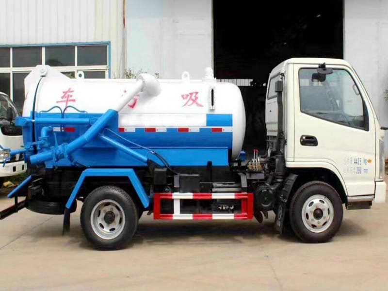 藍牌小型吸污車動力足經(jīng)濟好