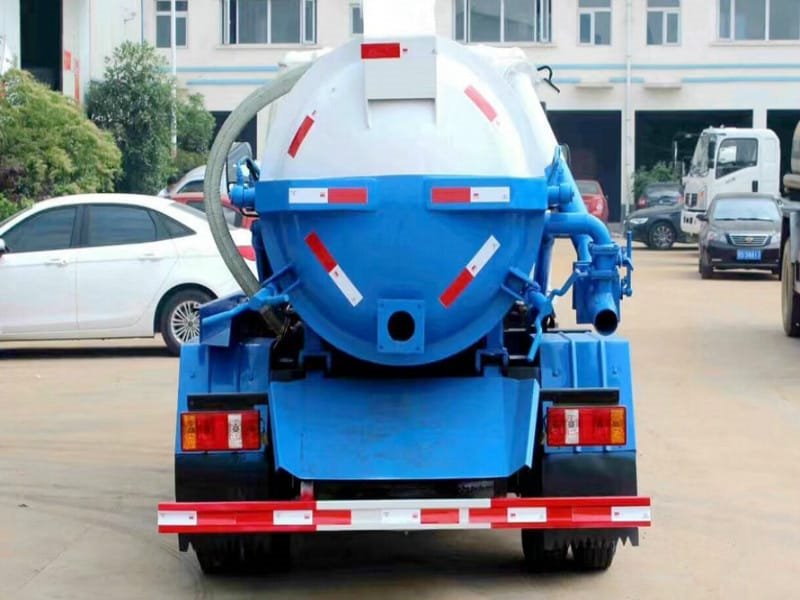 藍牌小型吸污車動力足經(jīng)濟好