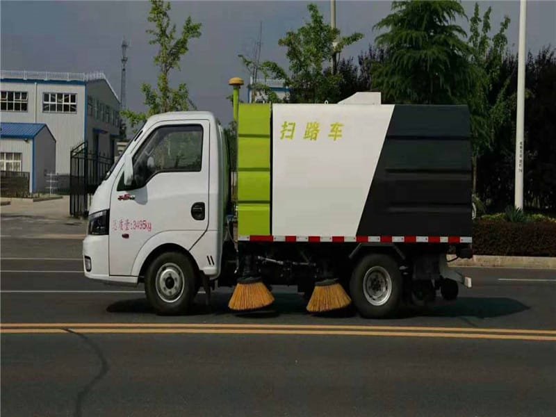 東風(fēng)掃路車遇爆胎怎么解決