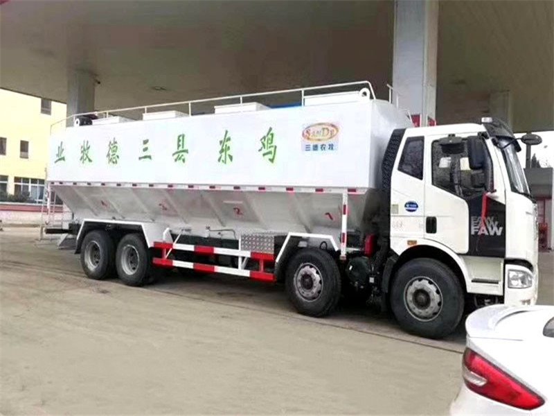 解放40方散裝飼料運(yùn)輸車月底價(jià)格折出精彩