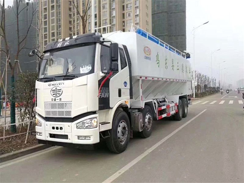 解放40方散裝飼料運(yùn)輸車月底價(jià)格折出精彩