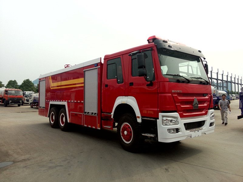重汽豪沃16噸水罐消防車低報價