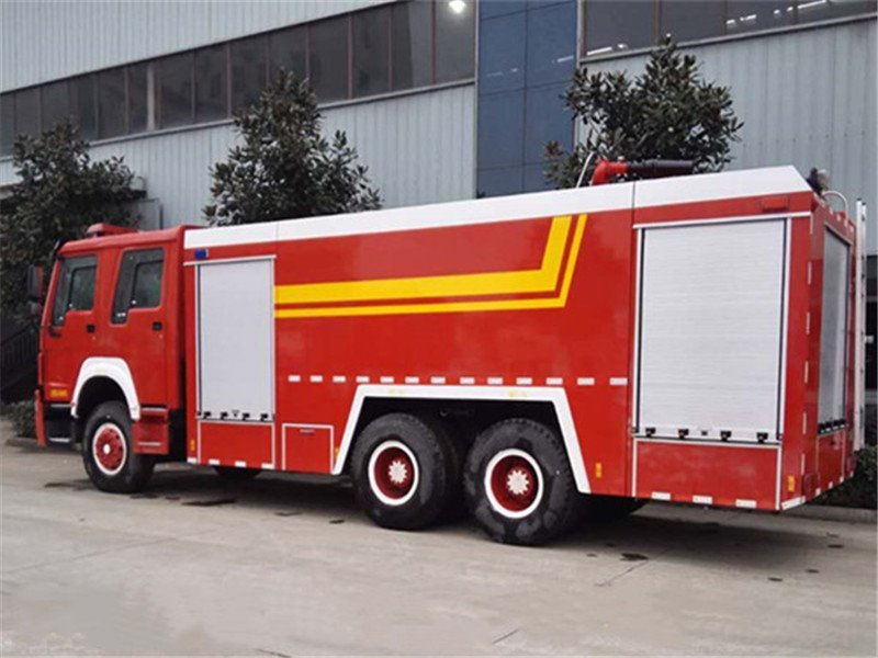 重汽豪沃16噸水罐消防車低報價