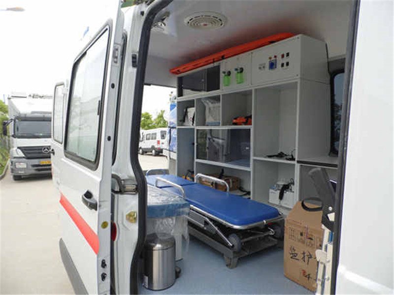 依維柯寶迪短軸救護車運輸型與監(jiān)護型哪個好