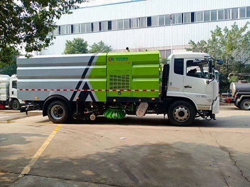 天錦掃路車多少錢買掃路車好處節(jié)約人力提高效率掃路車