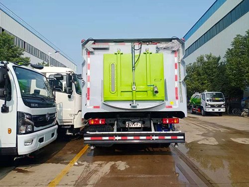天錦掃路車多少錢買掃路車好處節(jié)約人力提高效率掃路車