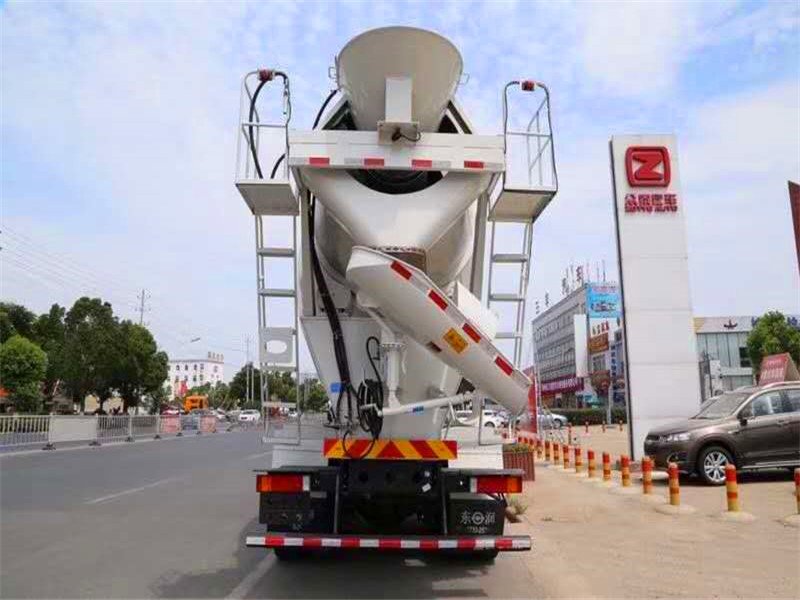 攪拌車出現(xiàn)結(jié)塊問題怎么辦