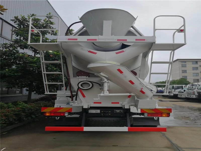 混凝土攪拌車底盤(pán)部件保養(yǎng)需知