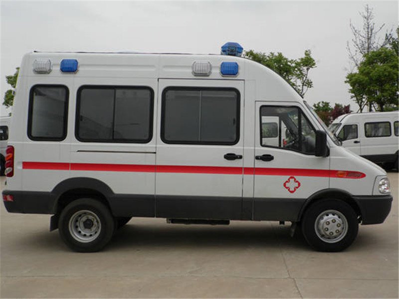 依維柯寶迪短軸救護車運輸型與監(jiān)護型哪個好