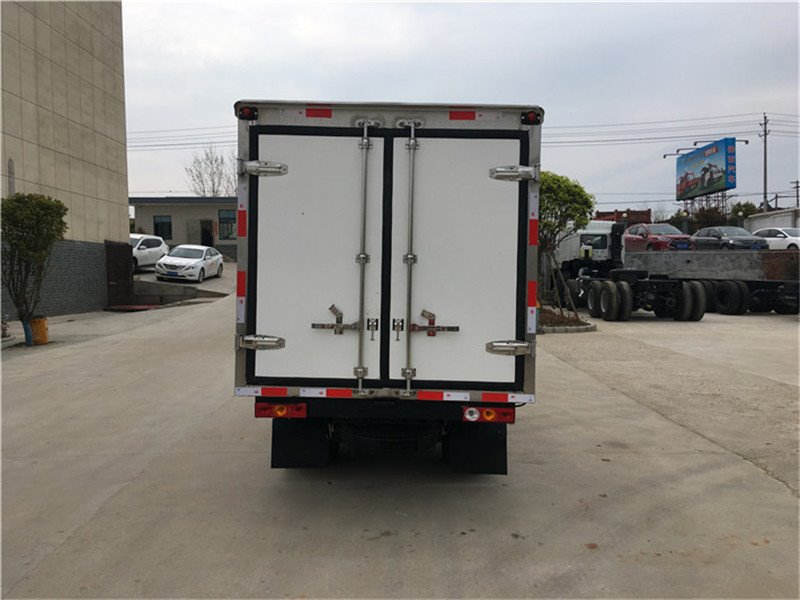 非常實(shí)用的蔬菜水果專用冷藏車