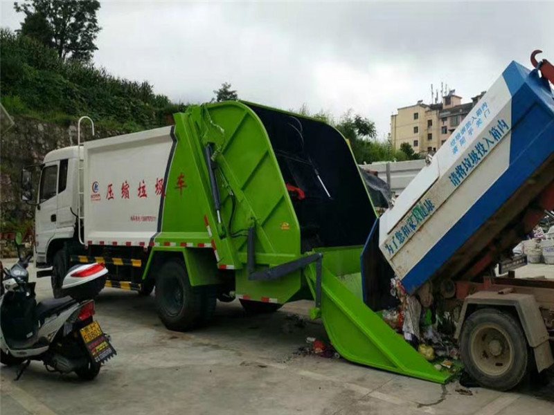 東風專底環(huán)衛(wèi)壓縮垃圾車發(fā)往廈門