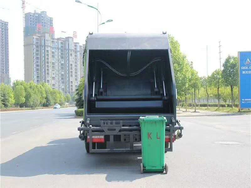 東風專底環(huán)衛(wèi)壓縮垃圾車發(fā)往廈門