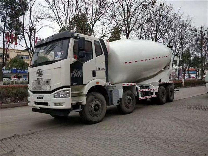 解放輕量化混凝土攪拌車發(fā)往信陽(yáng)