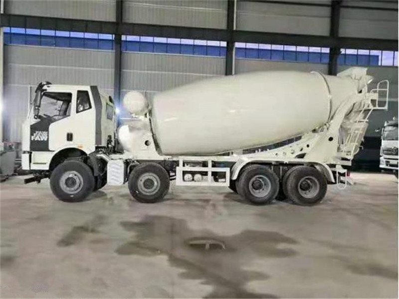 解放輕量化混凝土攪拌車發(fā)往信陽(yáng)