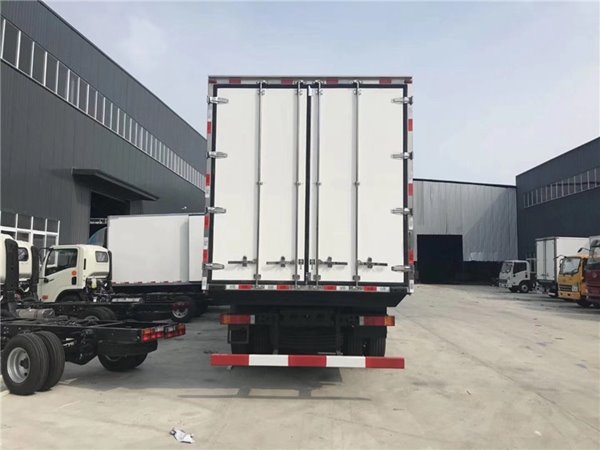 程力專汽冷鏈車廠：東風(fēng)天龍冷藏車，讓您的冷鏈生意輕松又自在