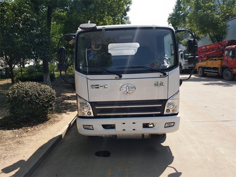 解放虎V加油車廠家現(xiàn)車底價(jià)售賣