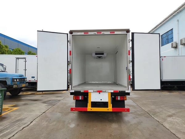 湖北程力冷藏車價(jià)格不同使用的材料就不同，價(jià)格決定質(zhì)量