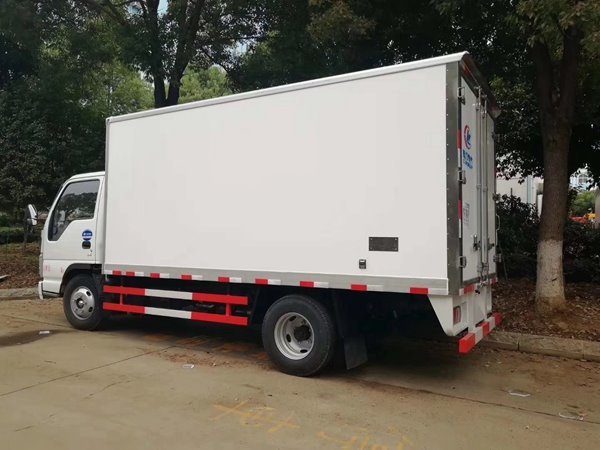 湖北程力冷藏車價(jià)格不同使用的材料就不同，價(jià)格決定質(zhì)量