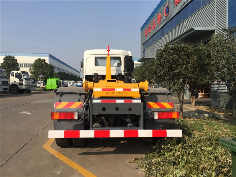 程力東風天龍勾臂式垃圾車價錢怎么樣