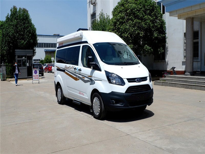 B型自動擋房車福特新全順V362客戶看車中