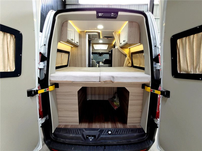 B型自動擋房車福特新全順V362客戶看車中