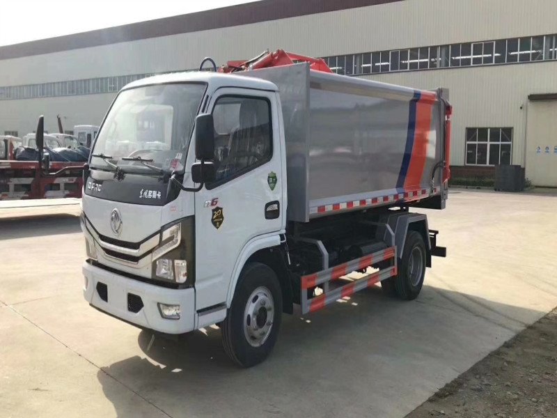 東風小多利卡國六掛桶垃圾車發(fā)車