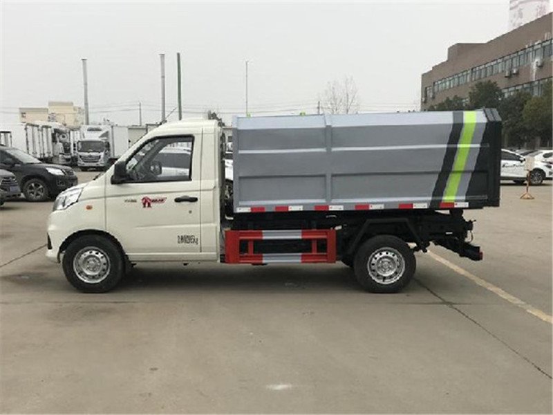 四月萬物復(fù)蘇 掛桶垃圾車也不例外