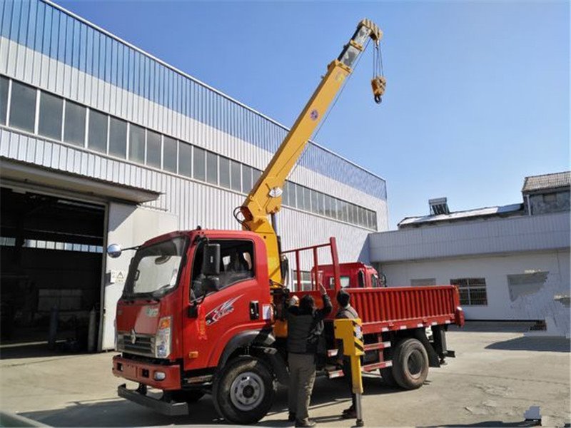 重汽王牌4節(jié)臂藍(lán)牌隨車吊