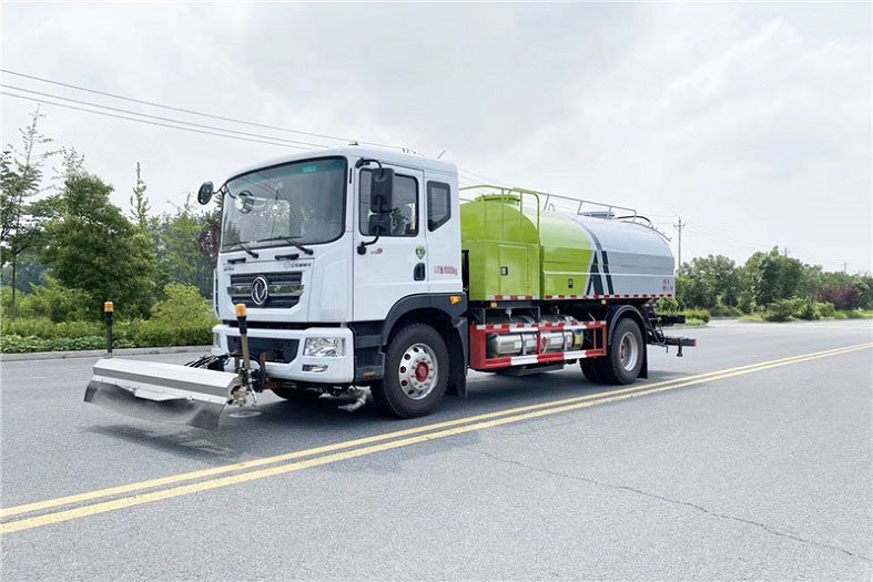 國(guó)六東風(fēng)D9  9方路面清洗車