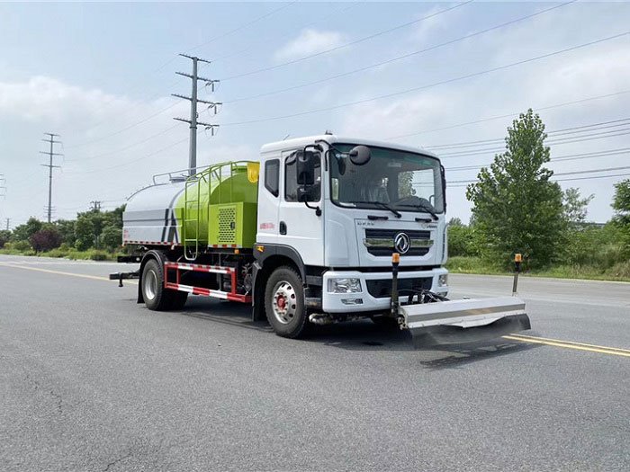 國(guó)六東風(fēng)D9  9方路面清洗車