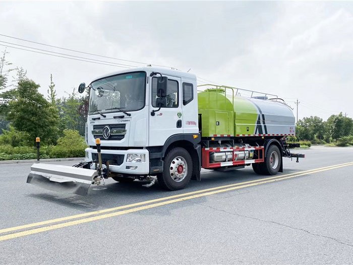國(guó)六東風(fēng)D9  9方路面清洗車