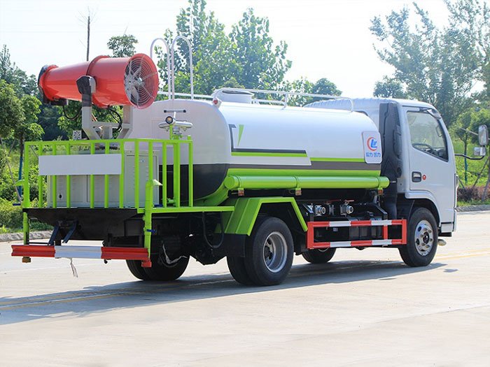 國(guó)六東風(fēng)小多利卡5噸噴霧灑水車(chē)