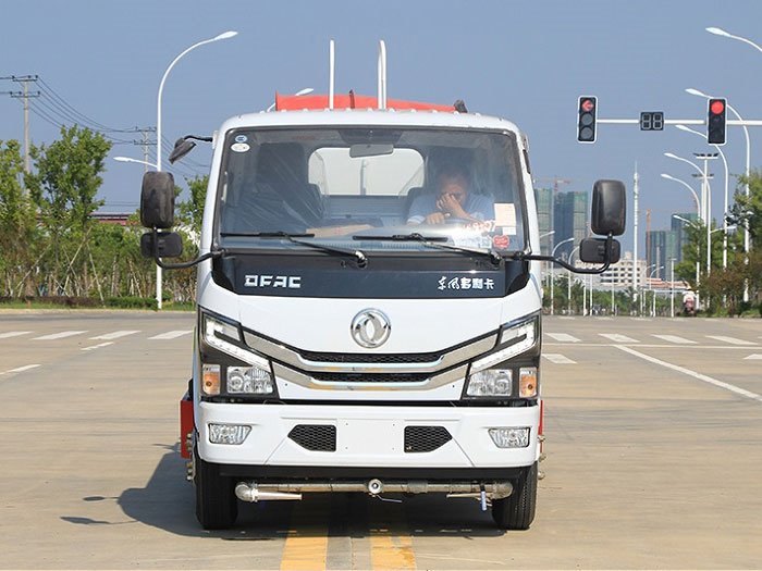 國(guó)六東風(fēng)小多利卡5噸噴霧灑水車(chē)